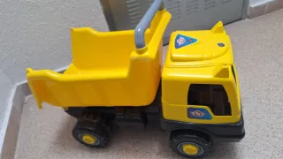 Camión amarillo con pala