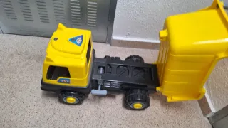 Camión amarillo con pala