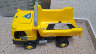 Camión amarillo con pala