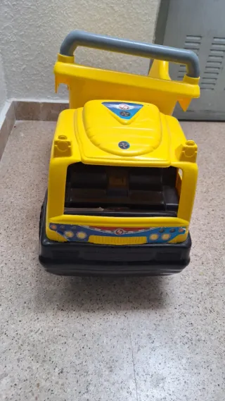 Camión amarillo con pala