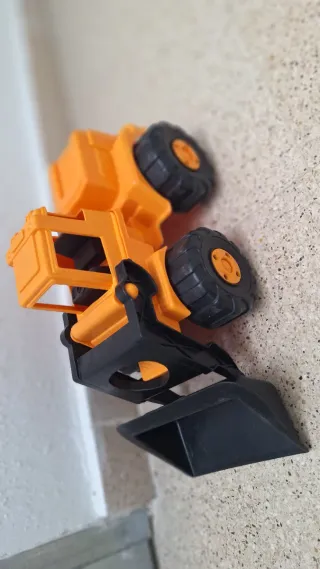 Camión amarillo con pala