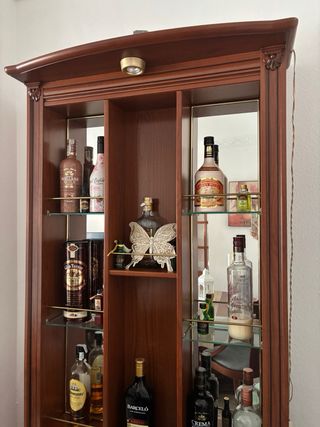 Barra de bar de madera y cristal