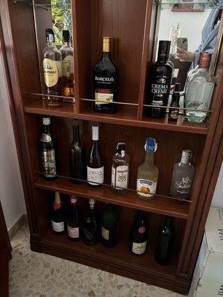 Barra de bar de madera y cristal