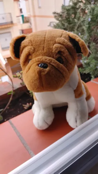 Peluche perro bulldog marrón y blanco