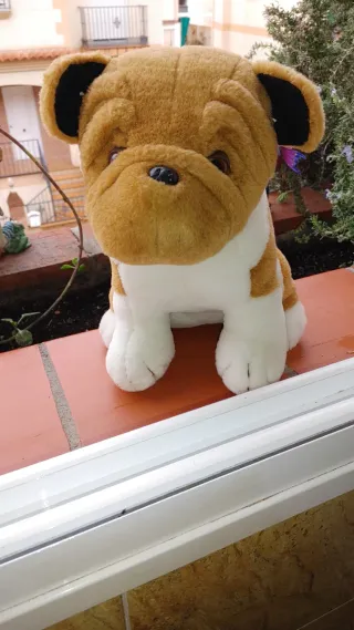 Peluche perro bulldog marrón y blanco