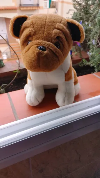 Peluche perro bulldog marrón y blanco