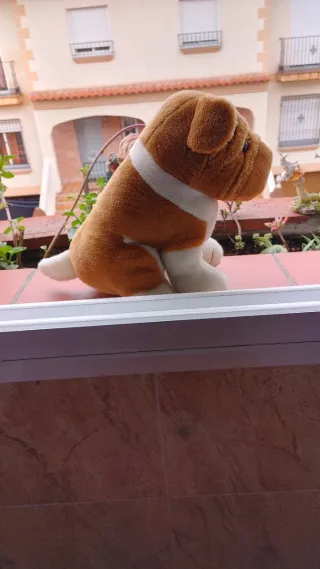 Peluche perro bulldog marrón y blanco