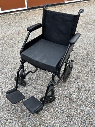Silla de ruedas y andador casi nuevos