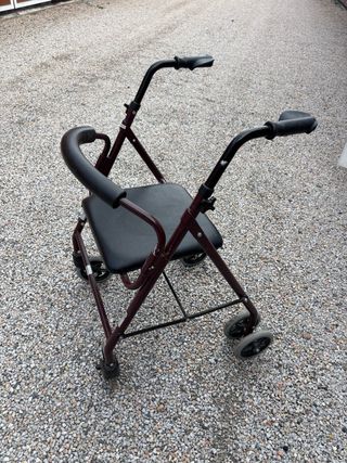 Silla de ruedas y andador casi nuevos