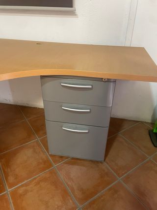 Mesa de oficina esquinera con cajonera