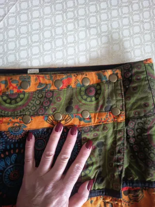 Falda corta estampada mujer