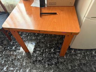 Mesa de comedor de madera