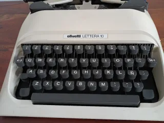 Máquina de escribir Olivetti Lettera 10