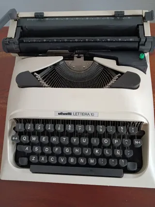 Máquina de escribir Olivetti Lettera 10