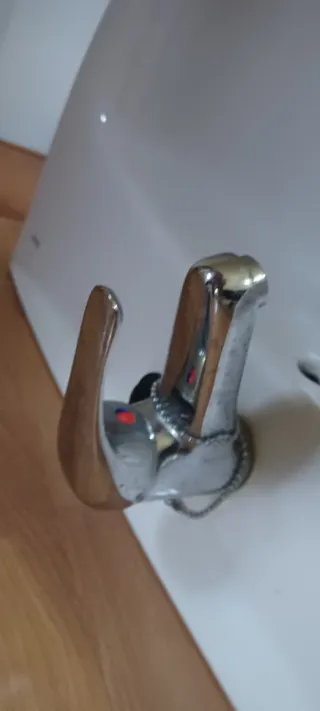 Lavabo con pedestal, grifo y válvula