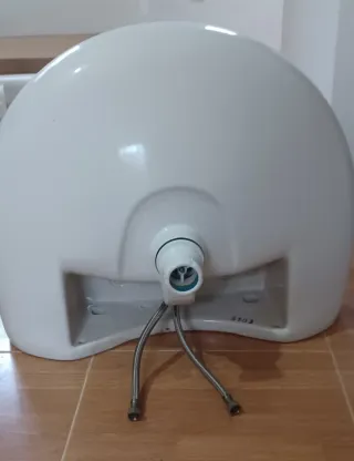 Lavabo con pedestal, grifo y válvula