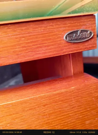 Mueble de baño con lavabo naranja