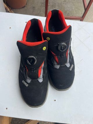 Zapatos de trabajo Uvex negros y rojos