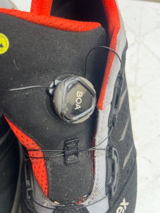 Zapatos de trabajo Uvex negros y rojos