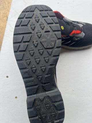 Zapatos de trabajo Uvex negros y rojos
