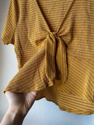 Top amarillo con nudo delantero