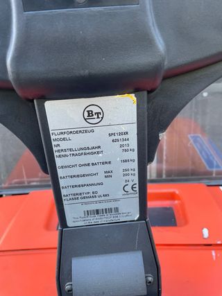 Apilador Eléctrico retractil BT 700kg 2500mm