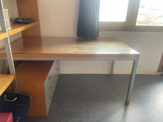 Mesa y estanteria de estudio madera y metal