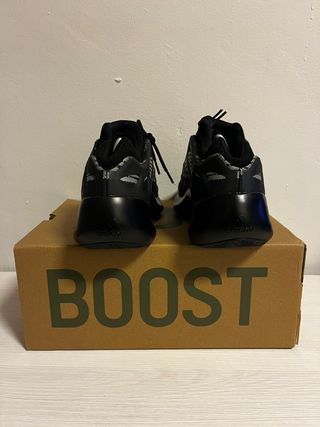 Adidas Yeezy 700 V3 Negras Nuevas