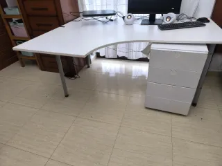SE REGALA Silla + Mesa + Mesita auxi + Estantería