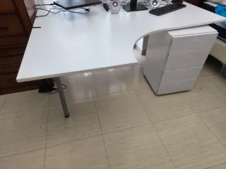 SE REGALA Silla + Mesa + Mesita auxi + Estantería