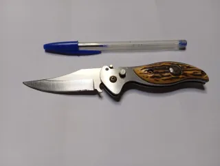 Navaja multiusos con mango de imitación cuerno.