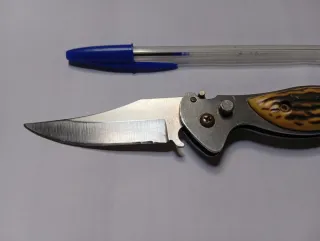 Navaja multiusos con mango de imitación cuerno.