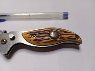 Navaja multiusos con mango de imitación cuerno.