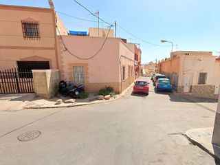 Casa adosada en venta en La Chanca - Pescadería en Almería