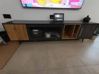 Mueble TV 3 puertas gris y cristal ondulado