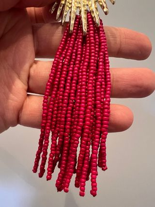 Pendientes largos dorados con cuentas rosas