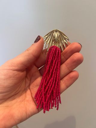 Pendientes largos dorados con cuentas rosas