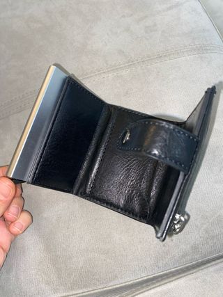 Portafoglio uomo con meccanismo a scomparsa