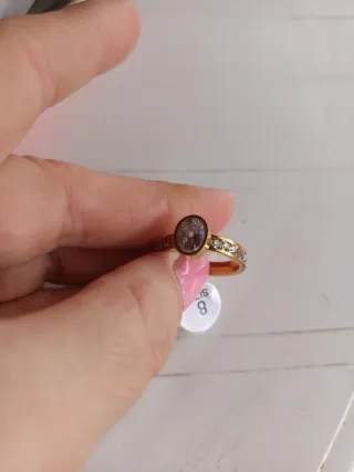 Anillo de acero dorado con circonita