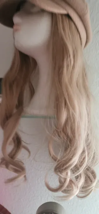 Preciosa peluca beige y rosa