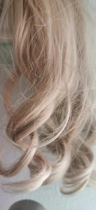 Preciosa peluca beige y rosa