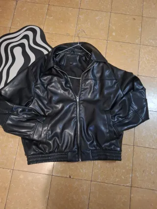 Cazadora Zara efecto piel negra