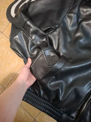 Cazadora Zara efecto piel negra