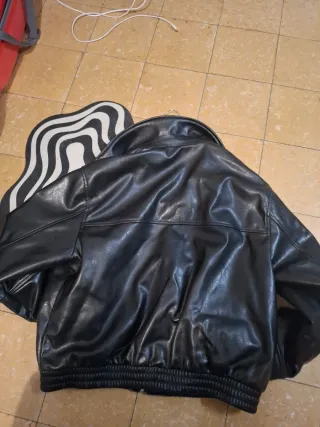 Cazadora Zara efecto piel negra