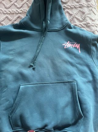 Sudadera Stussy azul con logo rosa