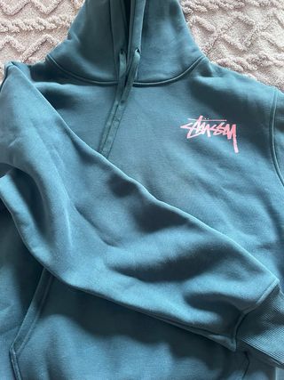 Sudadera Stussy azul con logo rosa