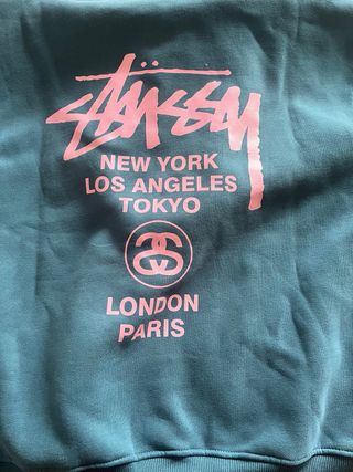 Sudadera Stussy azul con logo rosa