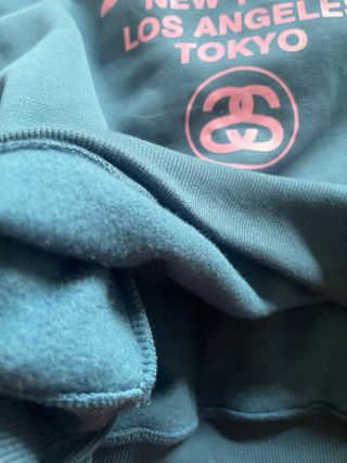 Sudadera Stussy azul con logo rosa