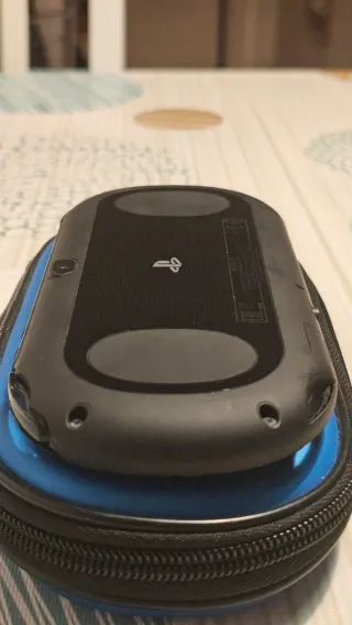 PS Vita Slim Negra - Como Nueva