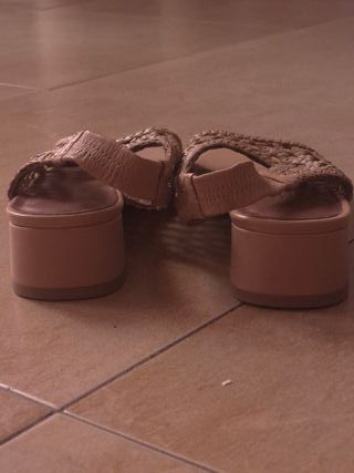 Sandalias Les Bagatelles Cuero Trenzado Beige